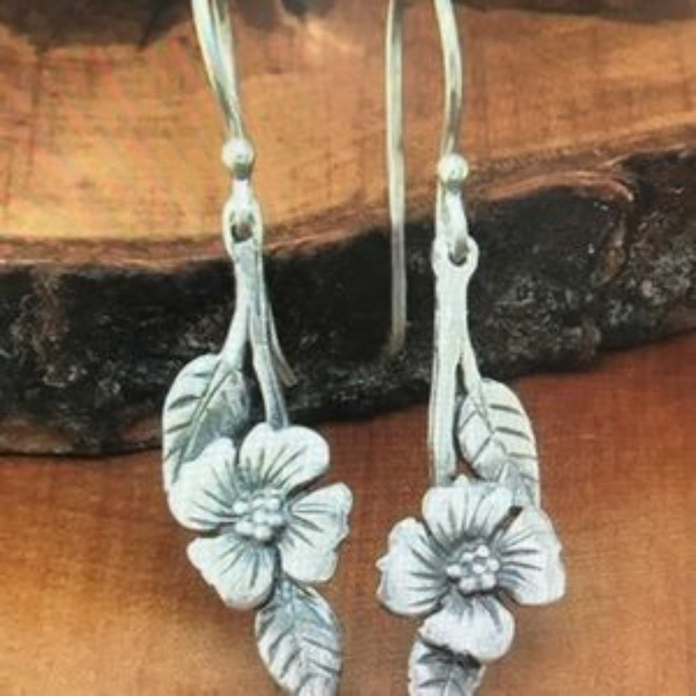 Vintage Silver Flower/leaf earrings